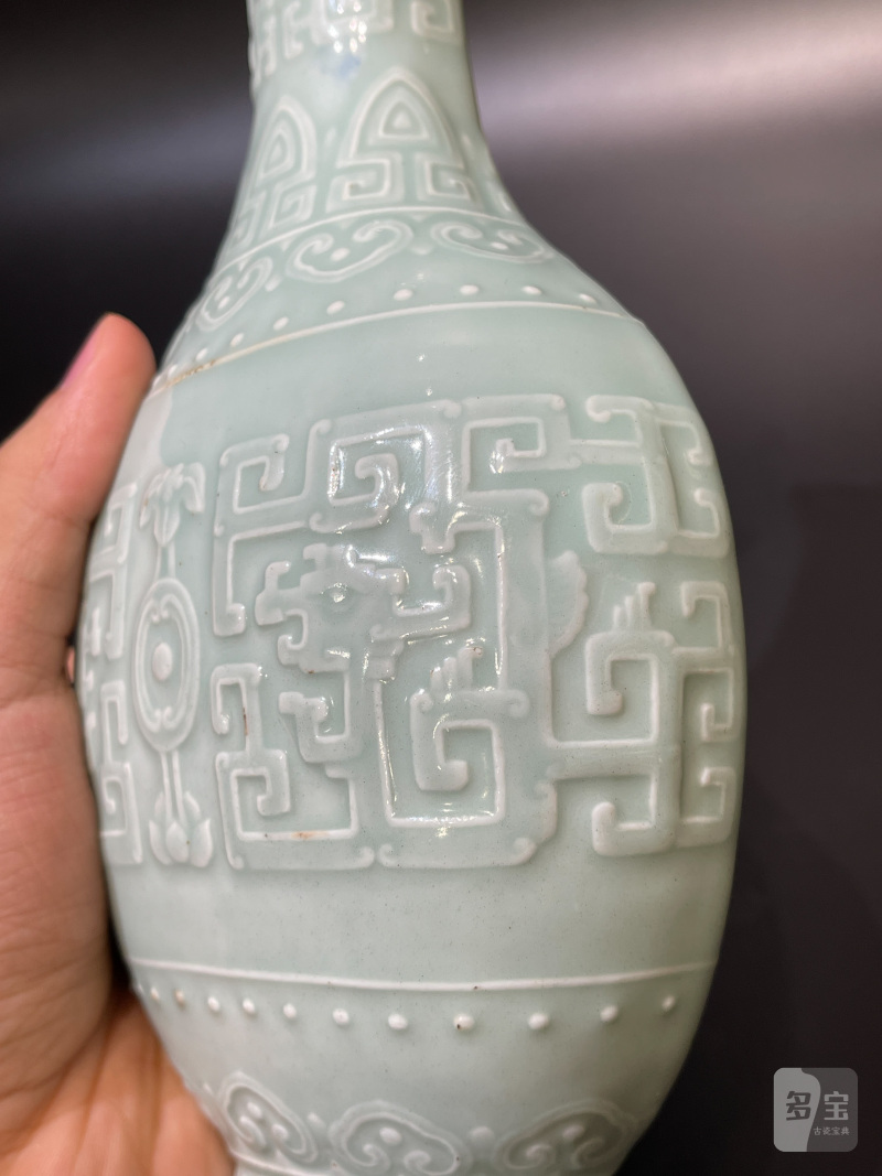 清乾隆 粉青釉模印如意夔龙纹壁瓶 - 图9